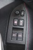Subaru BRZ Sport durvju rokturī iebūvētās pogas, ļauj nobloķēt durvis un autostāvvietā aizmugures spoguļus ērti aizvērt ciet. Foto sponsors: www.subar 21