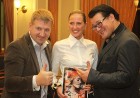 BalticTravelnews.com direktors Aivars Mackevičs (no kreisās) izsakās ļoti atzinīgi par vīna vakaru Cēsīs un cer, kas tas jauki izklaidēs cēsiniekus un 29