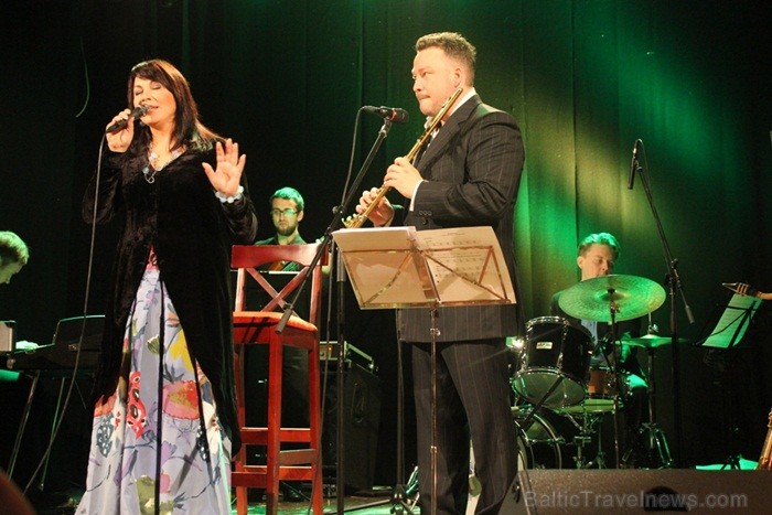 Pazīstamā pašmāju dziedātāja Jolanta Gulbe un zviedru mūziķis Hans Antehed oktobrī dodas koncerttūrē pa Latviju ar nosaukumu 'Latvijas sajūtas'. Foto: 83714