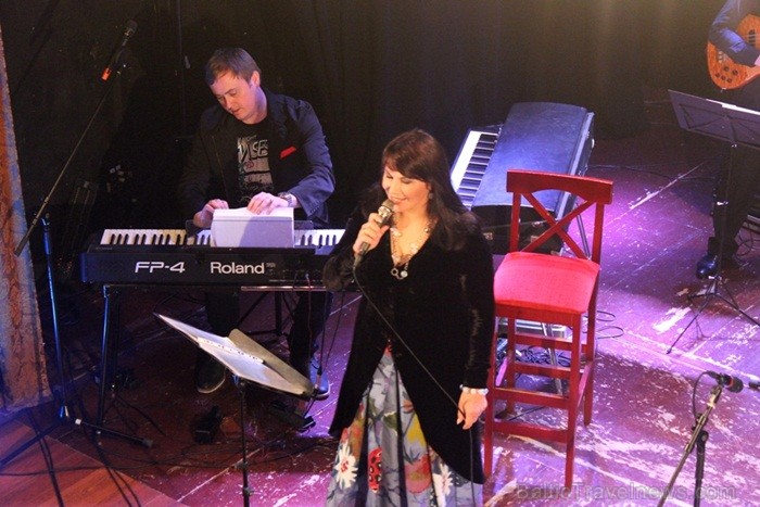 Pazīstamā pašmāju dziedātāja Jolanta Gulbe un zviedru mūziķis Hans Antehed oktobrī dodas koncerttūrē pa Latviju ar nosaukumu 'Latvijas sajūtas'. Foto: 83729