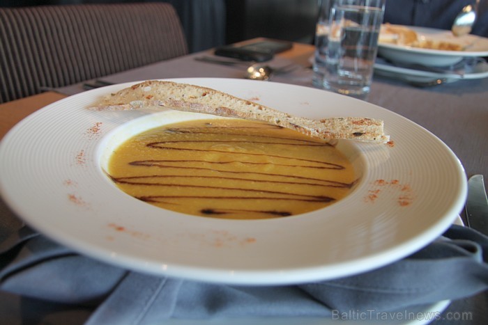 Restorāna «Colombo» saldās kukurūzas krēmzupa ar parmezāna sieru (2.90 Ls) 83760