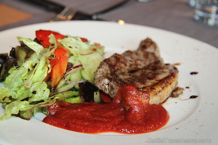 Restorāna «Colombo» liellopa karbonādes minūtes steiks ar BBQ mērci un kraukšķīgiem aisberga salātiem (6.50 Ls) 83761