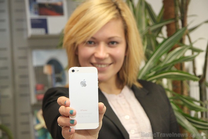 Jaunais iPhone5 ļoti piestāv Gerdai Ponomarjovai un viņa priecājas, ka seko www.Fb.com/Travelnews.lv un piedalās konkursos 85025