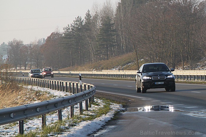 BMW X6 M50d uzrāviens patīkami iespiež sēdeklī un sola labu ceļa pārredzamību 84126