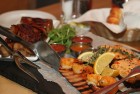 Alkšņa pagales nav tikai Čarlstona interjera elements. Dūmojot ar alkšņa malku, top lieliskas ribiņas, garneles un steiki - www.restaurant-riga.com 4