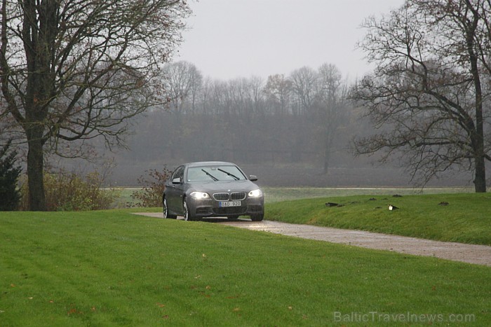 5.sērijas BMW M550d īpaši jaudīgais dīzeļdzinējs izstrādāts uz trīslitru sešcilindru agregāta bāzes ar 3 turbīnām. Foto sponsors: www.mezotnespils.lv 84389