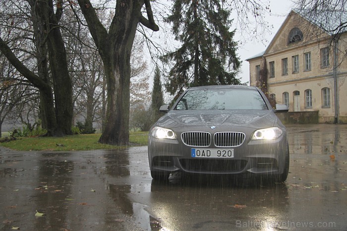 BMW M550d sedans līdz 100 km/h paātrinās 4,7 sekundēs jeb par 0,3 sekundēm lēnāk nekā 570 ZS jaudīgais BMW M5. Foto sponsors: www.mezotnespils.lv 84390
