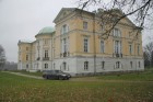 Eleganta klasicisma stilā 1802. gadā celta Mežotnes pils Lielupes krastā ir viena no sakoptākajām pilīm Latvijā. Foto sponsors: www.mezotnespils.lv 2