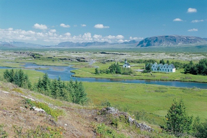 Islande jeb Īslande ir salu valsts Atlantijas okeāna ziemeļos starp Grenlandi, Norvēģiju un Britu salām. Foto: www.icelandtouristboard.com Islande jeb Īslande ir salu valsts Atlantijas okeāna ziemeļos starp Grenlandi, Norvēģiju un Britu salām. Foto: www.icelandtouristboard.com 85178
