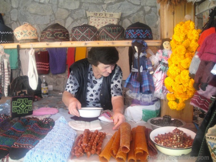 Suvenīru pārdevēja. Tūristi sevišķi iecienījuši saldās čurčellas. Foto: www.remirotravel.lv 85451
