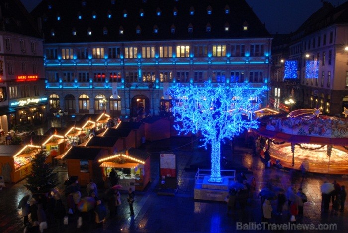 Kopš 1570. gada Strasbūrā darbojas Ziemassvētku svētku tirdziņi un pilsēta kļūst par šo svētku galveno centru. Foto: www.noel.strasbourg.eu 85509