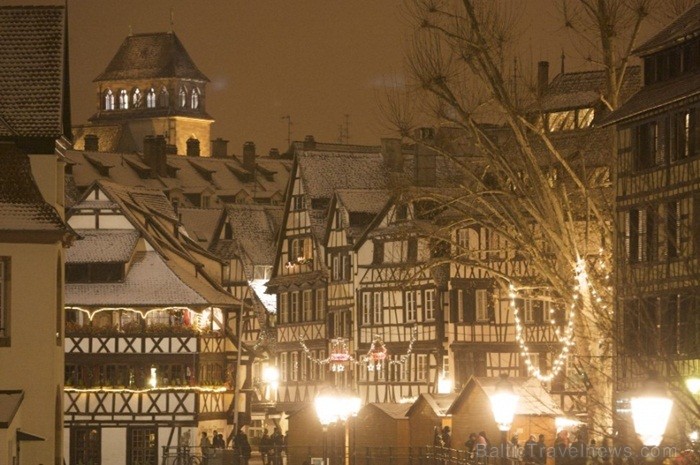 Kopš 1570. gada Strasbūrā darbojas Ziemassvētku svētku tirdziņi un pilsēta kļūst par šo svētku galveno centru. Foto: www.noel.strasbourg.eu 85521