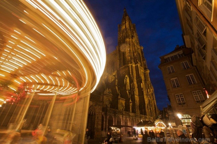 Kopš 1570. gada Strasbūrā darbojas Ziemassvētku svētku tirdziņi un pilsēta kļūst par šo svētku galveno centru. Foto: www.noel.strasbourg.eu 85522