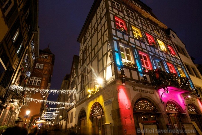 Kopš 1570. gada Strasbūrā darbojas Ziemassvētku svētku tirdziņi un pilsēta kļūst par šo svētku galveno centru. Foto: www.noel.strasbourg.eu 85524