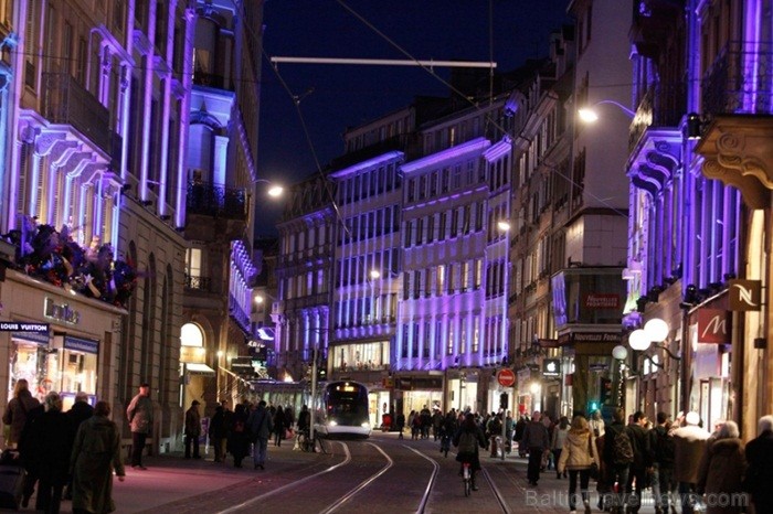 Kopš 1570. gada Strasbūrā darbojas Ziemassvētku svētku tirdziņi un pilsēta kļūst par šo svētku galveno centru. Foto: www.noel.strasbourg.eu Kopš 1570. gada Strasbūrā darbojas Ziemassvētku svētku tirdziņi un pilsēta kļūst par šo svētku galveno centru. Foto: www.noel.strasbourg.eu 85525