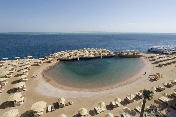 Hurgada ir Ēģiptes vispasakainākais kūrorts un tūrisma centrs, kas atrodas Sarkanās jūras krastos. Foto: www.sunrisehotels-egypt.com Hurgada ir Ēģiptes vispasakainākais kūrorts un tūrisma centrs, kas atrodas Sarkanās jūras krastos. Foto: www.sunrisehotels-egypt.com 85752