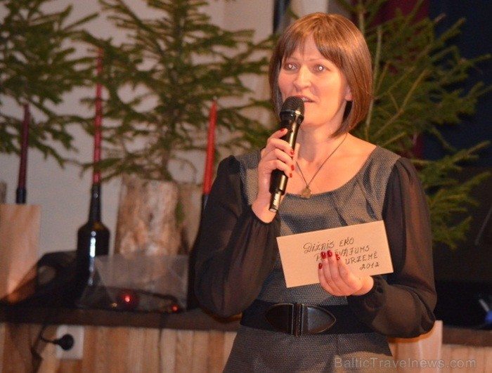 Saldus TIC vadītāja Ginta Andersone pasniedz balvu «Dižais eko piedāvājums Kurzemē 2012» Foto: Līva Dāvidsone 85832