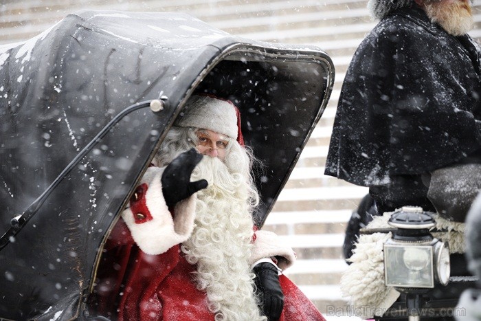Bērnus Somijā apciemo Ziemassvētku vecītis Joulupukke, kas tulkojumā nozīmē Ziemassvētku āzis. Foto: www.visitfinland.com Bērnus Somijā apciemo Ziemassvētku vecītis Joulupukke, kas tulkojumā nozīmē Ziemassvētku āzis. Foto: www.visitfinland.com 85863