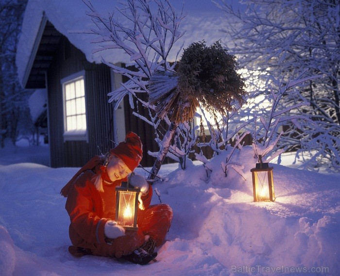Bērnus Somijā apciemo Ziemassvētku vecītis Joulupukke, kas tulkojumā nozīmē Ziemassvētku āzis. Foto: www.visitfinland.com Bērnus Somijā apciemo Ziemassvētku vecītis Joulupukke, kas tulkojumā nozīmē Ziemassvētku āzis. Foto: www.visitfinland.com 85867