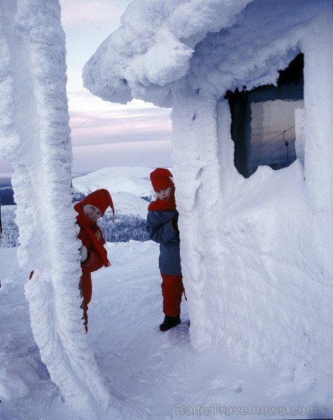 Bērnus Somijā apciemo Ziemassvētku vecītis Joulupukke, kas tulkojumā nozīmē Ziemassvētku āzis. Foto: www.visitfinland.com Bērnus Somijā apciemo Ziemassvētku vecītis Joulupukke, kas tulkojumā nozīmē Ziemassvētku āzis. Foto: www.visitfinland.com 85869