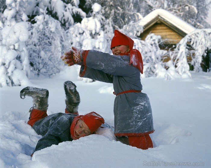 Bērnus Somijā apciemo Ziemassvētku vecītis Joulupukke, kas tulkojumā nozīmē Ziemassvētku āzis. Foto: www.visitfinland.com Bērnus Somijā apciemo Ziemassvētku vecītis Joulupukke, kas tulkojumā nozīmē Ziemassvētku āzis. Foto: www.visitfinland.com 85870