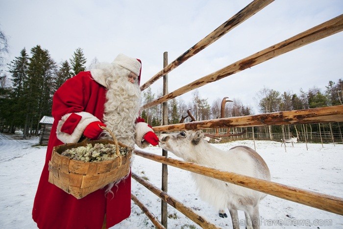 Bērnus Somijā apciemo Ziemassvētku vecītis Joulupukke, kas tulkojumā nozīmē Ziemassvētku āzis. Foto: www.visitfinland.com Bērnus Somijā apciemo Ziemassvētku vecītis Joulupukke, kas tulkojumā nozīmē Ziemassvētku āzis. Foto: www.visitfinland.com 85880
