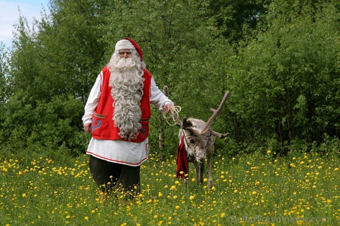 Bērnus Somijā apciemo Ziemassvētku vecītis Joulupukke, kas tulkojumā nozīmē Ziemassvētku āzis. Foto: www.visitfinland.com Bērnus Somijā apciemo Ziemassvētku vecītis Joulupukke, kas tulkojumā nozīmē Ziemassvētku āzis. Foto: www.visitfinland.com 85884