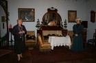 Muzeja vadītāja Agrita Tipāne uzrunā izstādes apmeklētājus. 3
