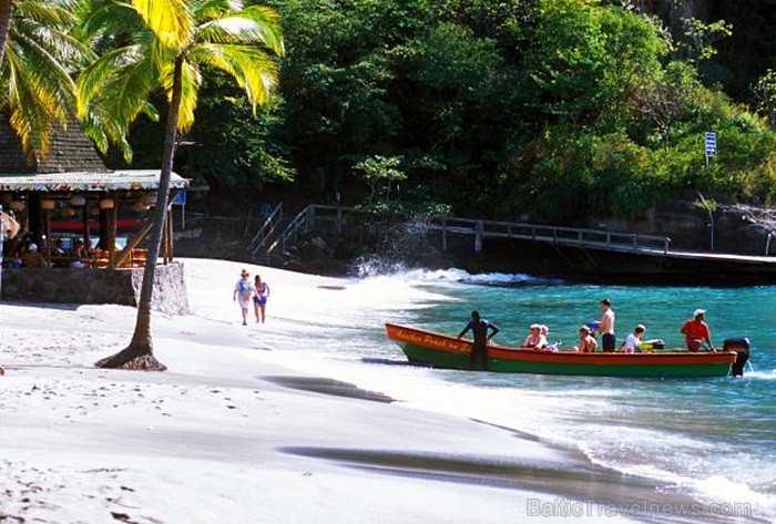 Sentlūsija ir salu valsts Karību jūras austrumos uz robežas ar Atlantijas okeānu. Foto: www.stlucia.org Sentlūsija ir salu valsts Karību jūras austrumos uz robežas ar Atlantijas okeānu. Foto: www.stlucia.org 86459