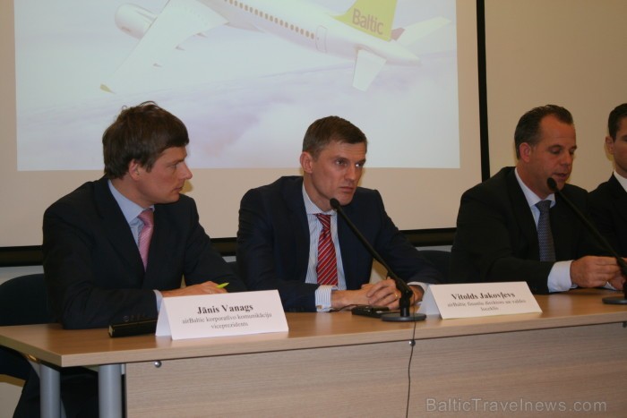 No kreisās: Jānis Vanags - airBaltic korporatīvo komunikāciju viceprezidents, Vitolds Jakovļevs - airBaltic finanšu direktors un valdes loceklis. 86572
