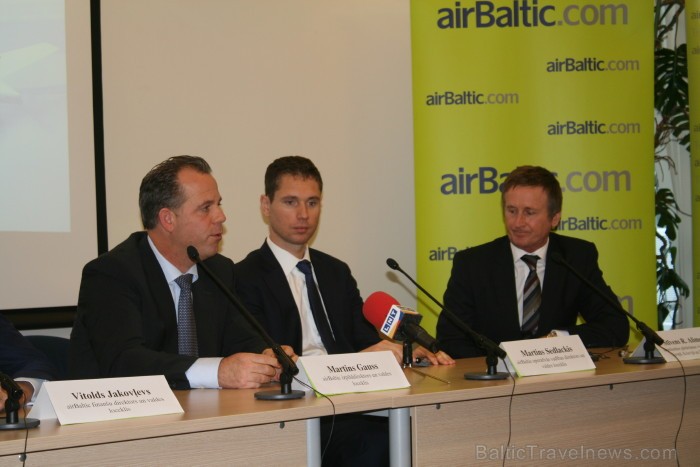 No kreisās: Martins Gauss- airBaltic izpilddirektors un valdes loceklis, Martins Sedlackis- airBaltic operatīvās vadības direktors un valdes loceklis, 86573