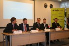 Preses konferencē par lidmašīnu iegādi piedalījās airBaltic korporatīvo komunikāciju viceprezidents, finanšu direktors, izpilddirektors, operatīvās va 1