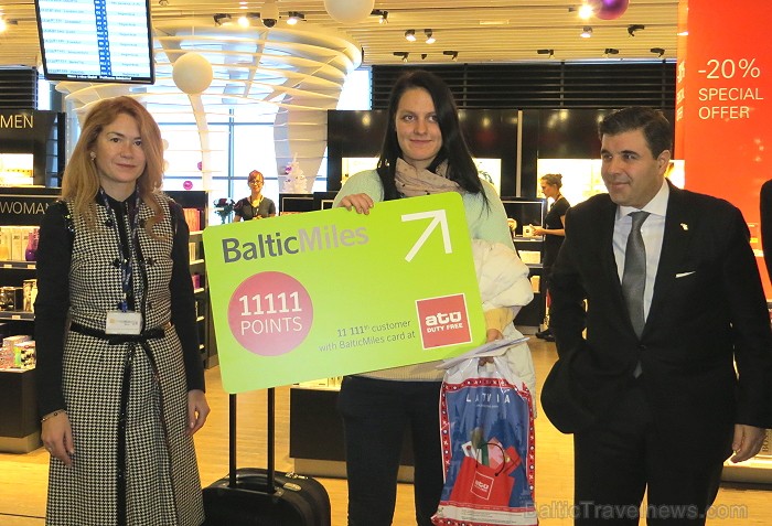 20.12.2012 Starptautiskajā lidostā Rīga 11 111. pircējs ar BalticMiles karti saņēma 11 111 bonusa punktus no ATU Duty Free 86746