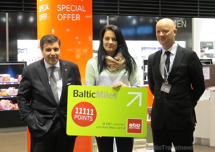 20.12.2012 Starptautiskajā lidostā Rīga 11 111. pircējs ar BalticMiles karti saņēma 11 111 bonusa punktus no ATU Duty Free 20.12.2012 Starptautiskajā lidostā Rīga 11 111. pircējs ar BalticMiles karti saņēma 11 111 bonusa punktus no ATU Duty Free 86750