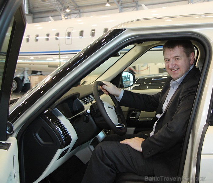 Ar jauno Range Rover «klusajā dabā» iepazinās arī BalticTravelnews.com direktors Aivars Mackevičs, bet jau drīzumā jaunais auto tiks izmēģināts uz Lat Ar jauno Range Rover «klusajā dabā» iepazinās arī BalticTravelnews.com direktors Aivars Mackevičs, bet jau drīzumā jaunais auto tiks izmēģināts uz Lat 87106