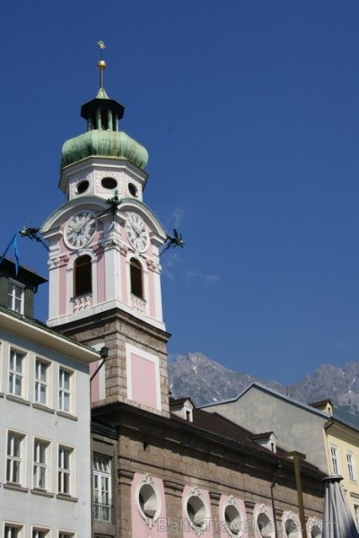 Insbruka atrodas Austrijas rietumos pie Innas upes un ir Alpu kalnu ieskauta. Pilsēta divas reizes uzņēmusi ziemas Olimpisko spēļu dalībniekus. 87130