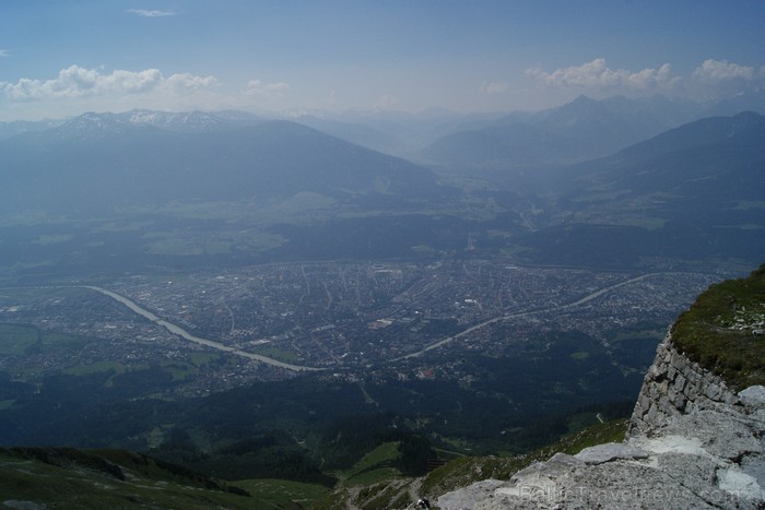 Insbruka atrodas Austrijas rietumos pie Innas upes un ir Alpu kalnu ieskauta. Pilsēta divas reizes uzņēmusi ziemas Olimpisko spēļu dalībniekus. 87134