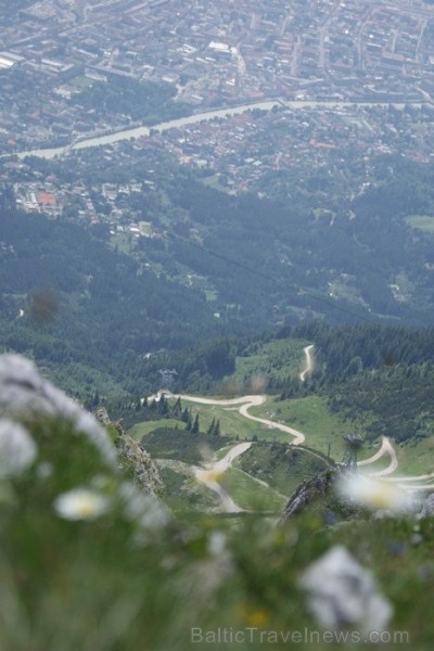Insbruka atrodas Austrijas rietumos pie Innas upes un ir Alpu kalnu ieskauta. Pilsēta divas reizes uzņēmusi ziemas Olimpisko spēļu dalībniekus. 87144