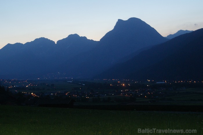 Inzing Alpu ieskautā pilsēta atrodas tikai 20 km attālumā no Insbrukas. Atrodoties Inzing pilsētā iespējams vērot saullēktu pār Alpu kalniem, sajust t 87152