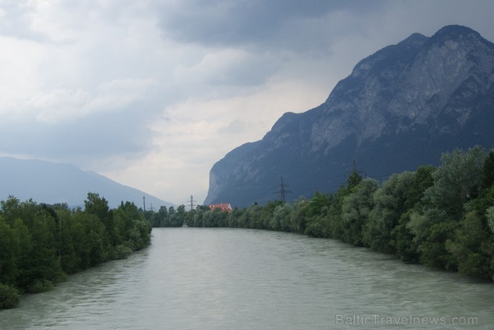 Insbruka atrodas Austrijas rietumos pie Innas upes un ir Alpu kalnu ieskauta. Pilsēta divas reizes uzņēmusi ziemas Olimpisko spēļu dalībniekus. 87157