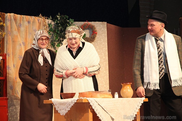 Latgaļu komēdija «Ontans i Zīmassvātki», ko piedāvā Baltinavas novada dramatiskais kolektīvs «Palādas», priecē novadniekus visā Latvijā Latgaļu komēdija «Ontans i Zīmassvātki», ko piedāvā Baltinavas novada dramatiskais kolektīvs «Palādas», priecē novadniekus visā Latvijā 87195