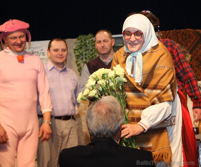 Latgaļu komēdija «Ontans i Zīmassvātki», ko piedāvā Baltinavas novada dramatiskais kolektīvs «Palādas», priecē novadniekus visā Latvijā Latgaļu komēdija «Ontans i Zīmassvātki», ko piedāvā Baltinavas novada dramatiskais kolektīvs «Palādas», priecē novadniekus visā Latvijā 87226