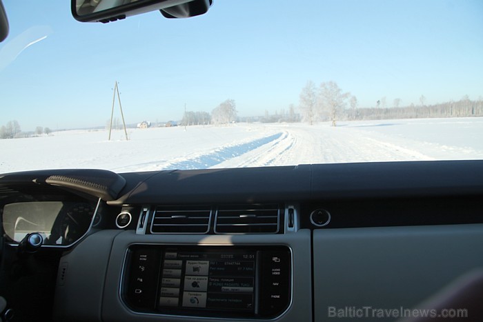 Ceturtās paaudzes Range Rover SDV8 Vogue Kurzemes lauku ceļos jūtas stabili drošs un slidenajos līkumos necenšas izslīdēt arī lielāka ātruma gadījumos 87394