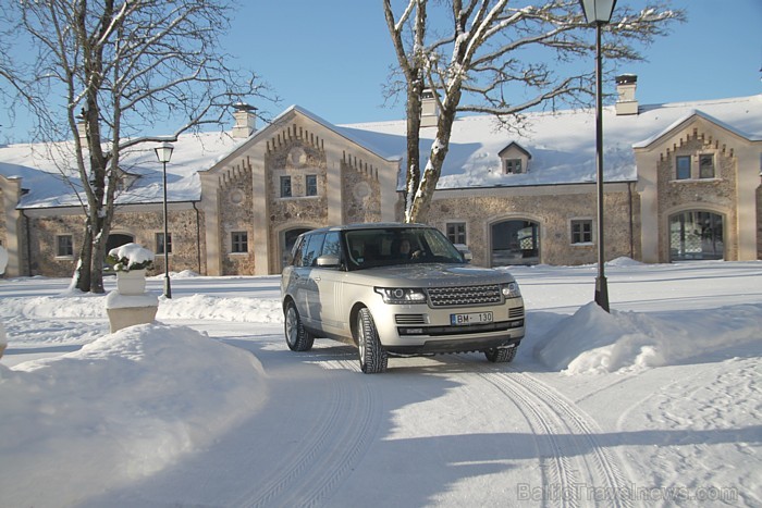 Range Rover SDV8 Vogue iebrauc Kurzemes lepnākās muižas pagalmā - Rūmenes muižā - www.rumene.lv 87405