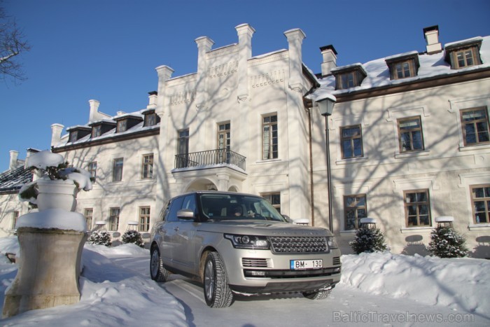 Range Rover SDV8 Vogue iebrauc Kurzemes lepnākās muižas pagalmā - Rūmenes muižā - www.rumene.lv 87406