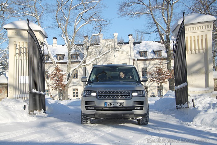 Range Rover SDV8 Vogue iebrauc Kurzemes lepnākās muižas pagalmā - Rūmenes muižā - www.rumene.lv 87408