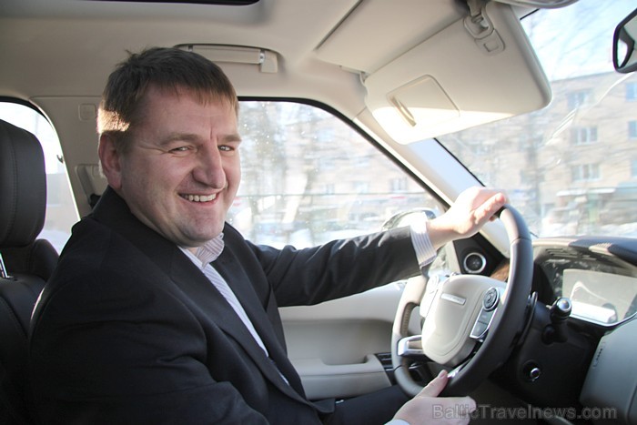 BalticTravelnews.com direktors Aivars Mackevičs iepazīst Range Rover automobili pirmo reizi un atzīst, ka automobilis ir unikāls un iegūtās sajūtas va BalticTravelnews.com direktors Aivars Mackevičs iepazīst Range Rover automobili pirmo reizi un atzīst, ka automobilis ir unikāls un iegūtās sajūtas va 87435