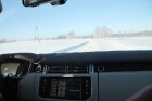 Ceturtās paaudzes Range Rover SDV8 Vogue Kurzemes lauku ceļos jūtas stabili drošs un slidenajos līkumos necenšas izslīdēt arī lielāka ātruma gadījumos 14