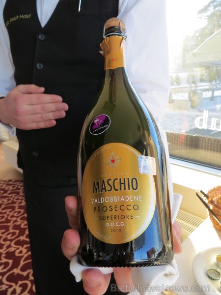 Jaunās restorāna Caviar Club degustācijas ēdienkartes cena ir 24 Ls vienai personai bez vīna un 39 Ls vienai personai ar vīnu Jaunās restorāna Caviar Club degustācijas ēdienkartes cena ir 24 Ls vienai personai bez vīna un 39 Ls vienai personai ar vīnu 87516