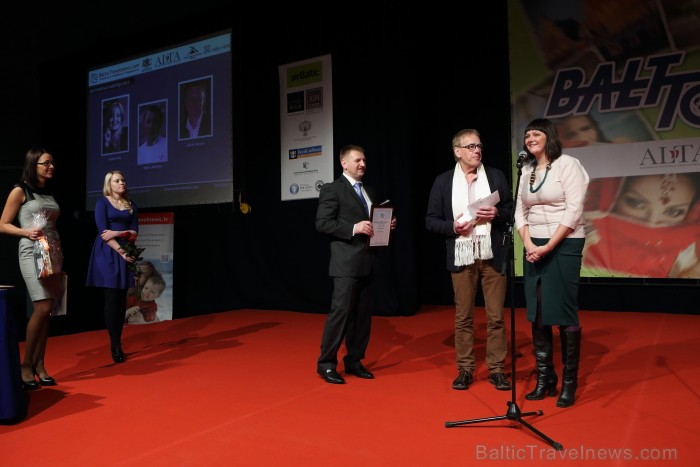 Balvu «Gada cilvēks tūrismā 2012» nominācijā «Restorāna vadītājs 2012» saņem Jāņa Jenža pārstāve Laura Eistreike. Foto: Juris Ķilkuts, FotoAtelje.lv Balvu «Gada cilvēks tūrismā 2012» nominācijā «Restorāna vadītājs 2012» saņem Jāņa Jenža pārstāve Laura Eistreike. Foto: Juris Ķilkuts, FotoAtelje.lv 88070